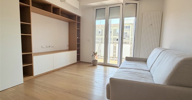 Apartment with small terrace for rent Milan - Via Alcuino